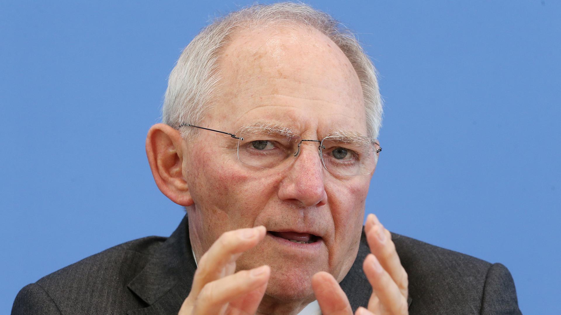 Bundesfinanzminister Wolfgang Schäuble beantwortet am 18.03.2015 während einer Pressekonferenz Fragen von Journalisten. Bundesfinanzminister Wolfgang Schäuble beantwortet am 18.03.2015 während einer Pressekonferenz Fragen von Journalisten.