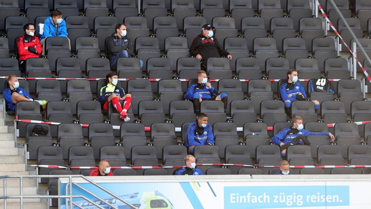 Mit Abstand und Mundschutz auf der Tribüne: Die Ersatzbank vom SC Paderborn beim Bundesligaspiel gegen Borussia Dortmund. Mit Abstand und Mundschutz auf der Tribüne: Die Ersatzbank vom SC Paderborn beim Bundesligaspiel gegen Borussia Dortmund.