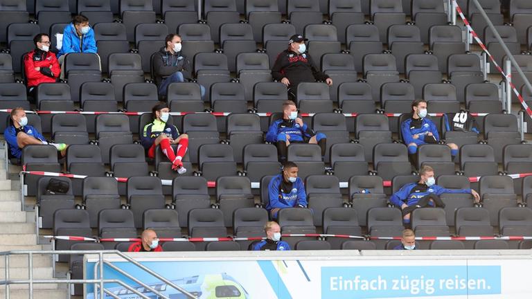 Mit Abstand und Mundschutz auf der Tribüne: Die Ersatzbank vom SC Paderborn beim Bundesligaspiel gegen Borussia Dortmund.