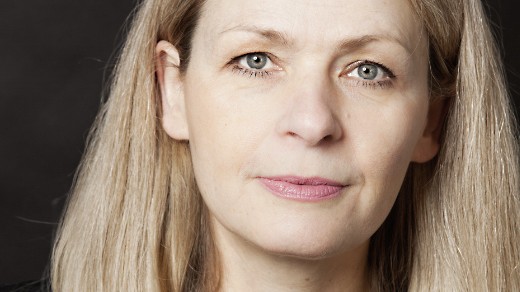 Die Kulturwissenschaftlerin Iris Därmann schaut ernst in die Kamera. Die Kulturwissenschaftlerin Iris Därmann schaut ernst in die Kamera.