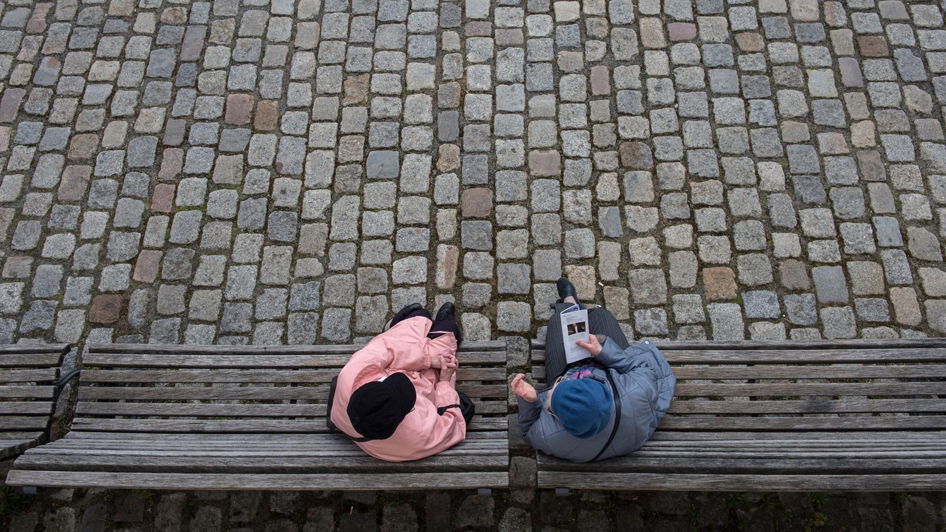 Zwei Frauen auf einer Bank in Berlin, 2015 Zwei Frauen auf einer Bank in Berlin, 2015