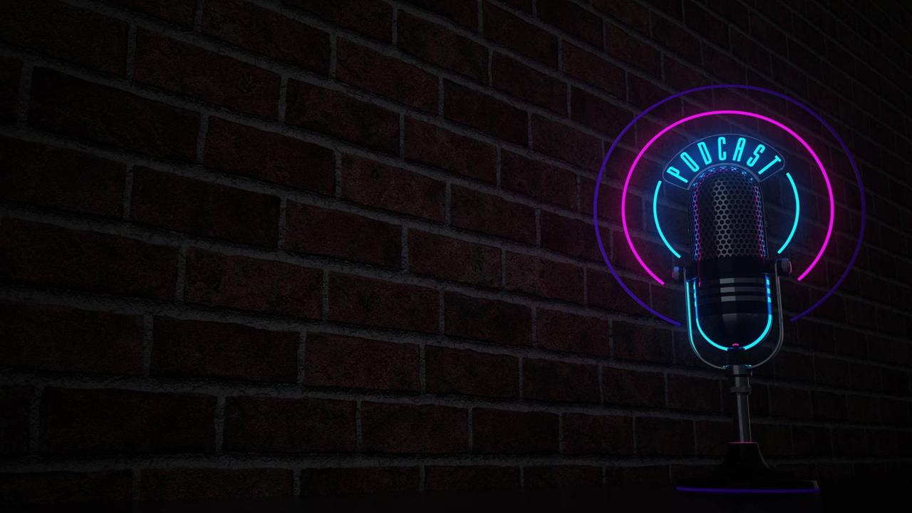 Ein Mikrofon mit einem Neon-Licht, das "Podcast" bildet, vor einer Backstein-Wand. Ein Mikrofon mit einem Neon-Licht, das "Podcast" bildet, vor einer Backstein-Wand.