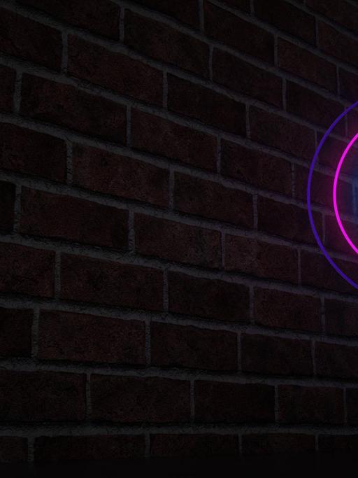 Ein Mikrofon mit einem Neon-Licht, das "Podcast" bildet, vor einer Backstein-Wand.