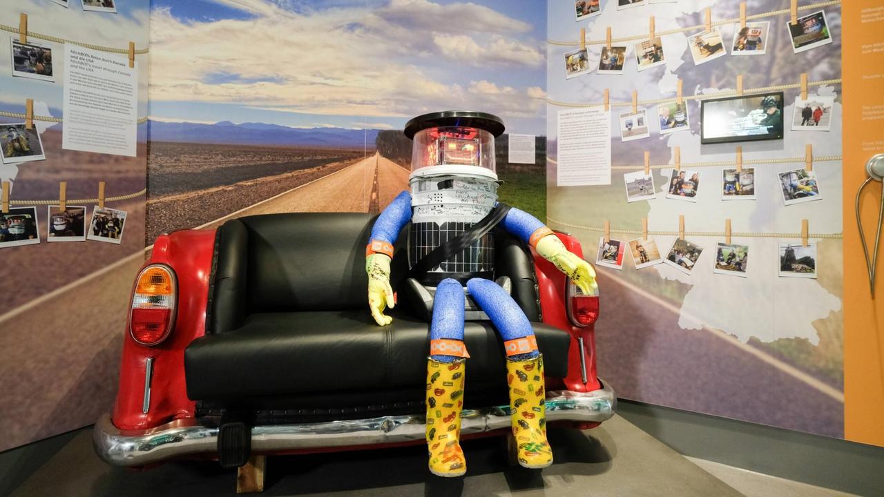 Der trampende Roboter "hitchBOT" im Museum in Paderborn.