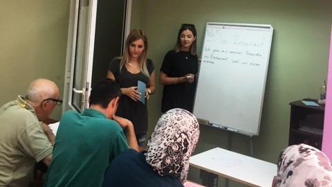 Sprachunterricht in Thessaloniki bei der Flüchtlingshilfe von "Naomi"