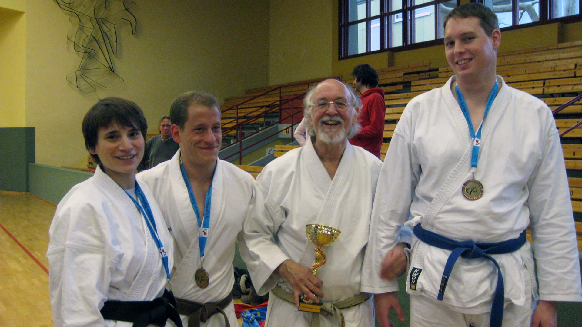 Bernd Hartlieb (Mitte rechts), Vorsitzender und Gründer des Uni-Karate-Dojos bei einer Preisverleihung