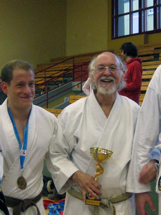 Bernd Hartlieb (Mitte rechts), Vorsitzender und Gründer des Uni-Karate-Dojos bei einer Preisverleihung