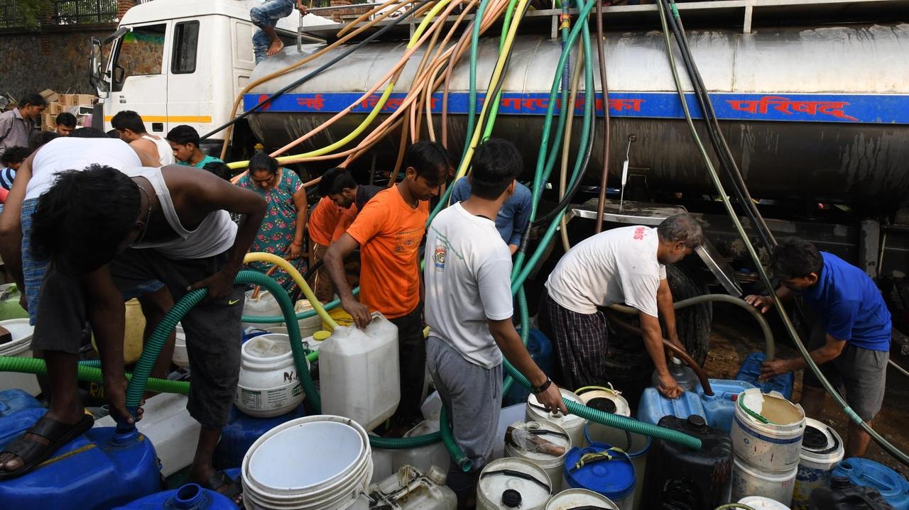 Bewohner in Neu Delhis Stadtteil Sanjay Camp holen mit Eimern und Plastikkanistern Wasser von einem Tankwagen Bewohner in Neu Delhis Stadtteil Sanjay Camp holen mit Eimern und Plastikkanistern Wasser von einem Tankwagen