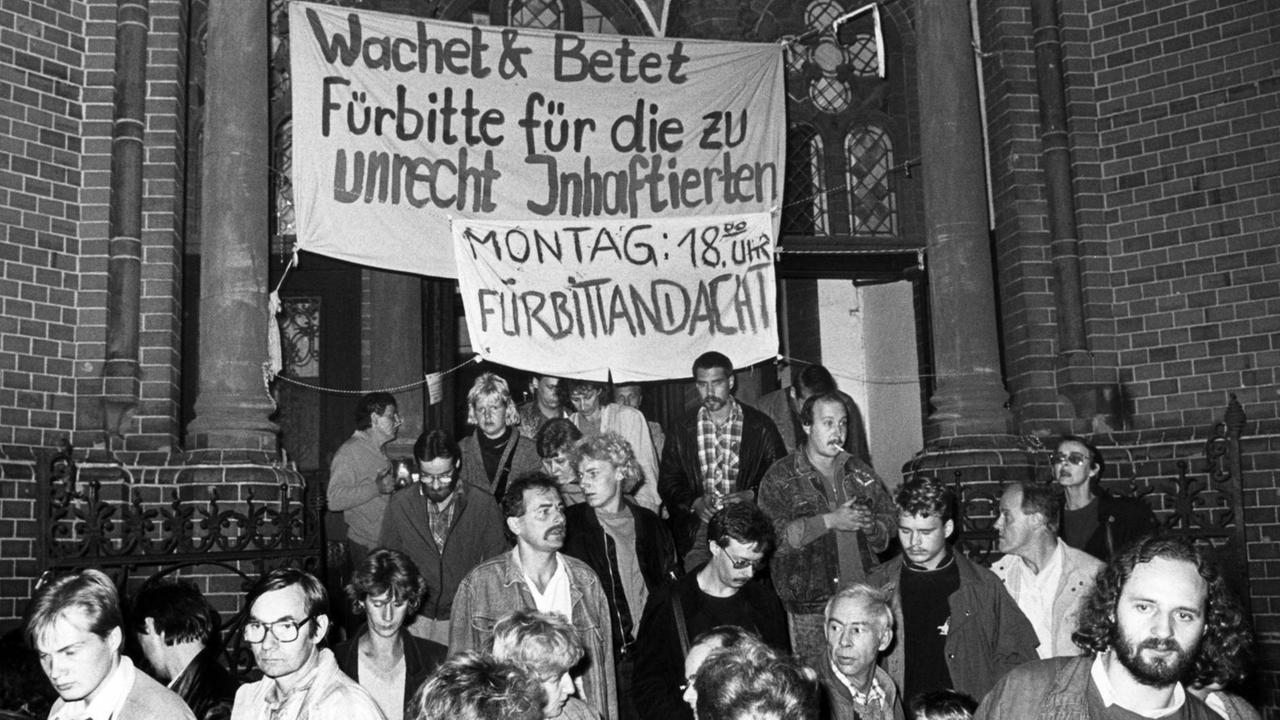 DDR-Bürger mit Transparenten vor der Gethsemanekirche 1989. DDR-Bürger mit Transparenten vor der Gethsemanekirche 1989.