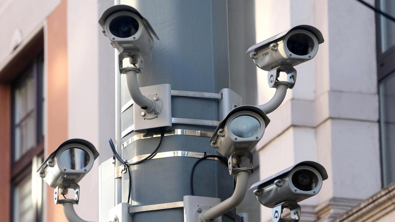 Fünf Videokameras hängen in Duisburg an einem Laternenpfahl.