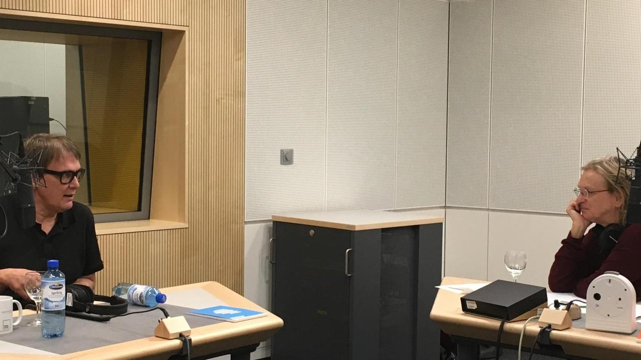 Elke Heidenreich und Sven Regener unterhalten sich in einem Hörfunkstudio Elke Heidenreich und Sven Regener unterhalten sich in einem Hörfunkstudio