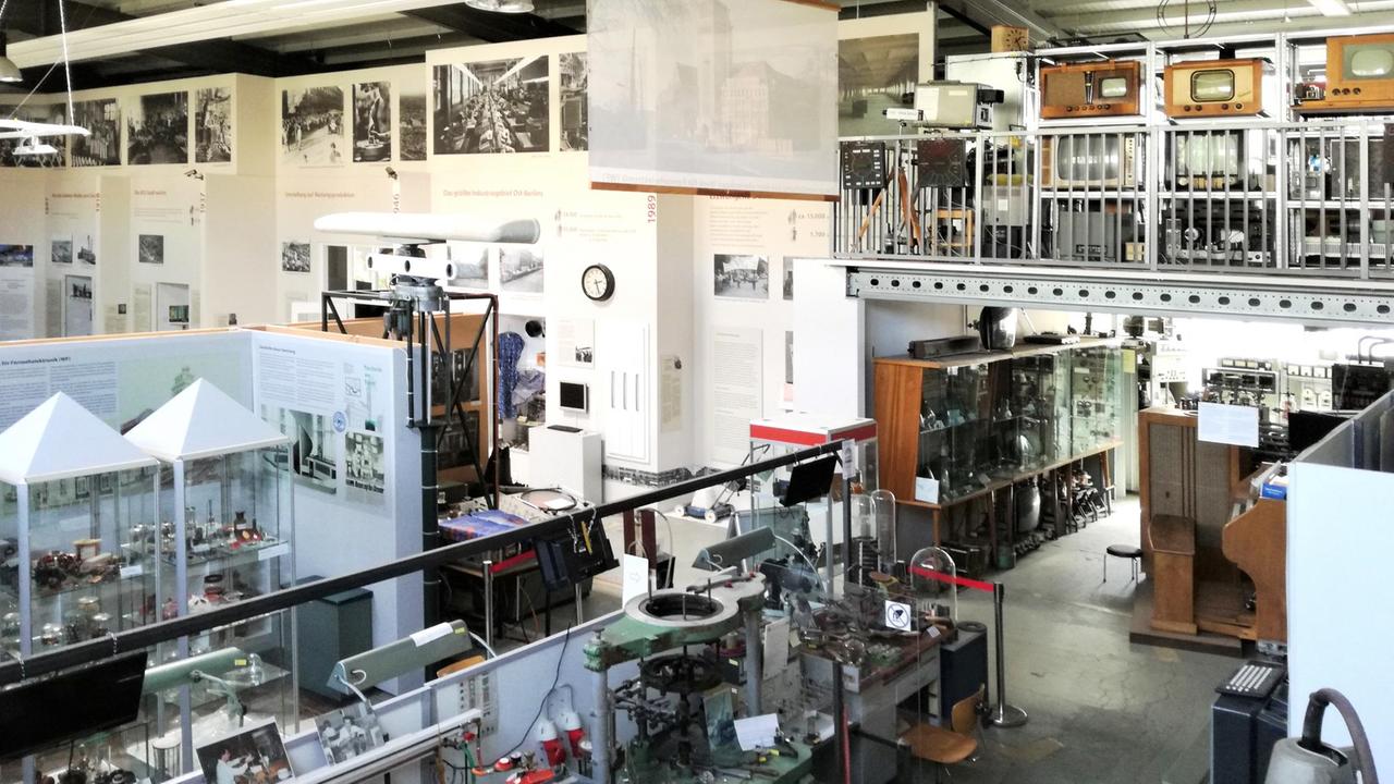 Halle mit Exponaten des des Industriesalons Schöneweide Halle mit Exponaten des des Industriesalons Schöneweide