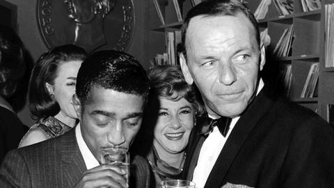 Frank Sinatra und Sammy Davies jr. am 25. Januar 1965 nach einer Filmpremiere in New York.