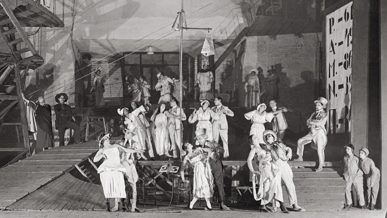 Schauspieler auf der Bühne bei der Aufführung des Stücks "Masse Mensch" von Ernst Toller am Theater der Revolution, dem heutigen Majakowski-Theater in Moskau auf einem Foto von 1923.