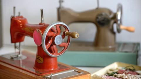 Zwei alte Nähmaschinen mit Handkurbel; zu sehen im Museum in Bilgoraj in Polen