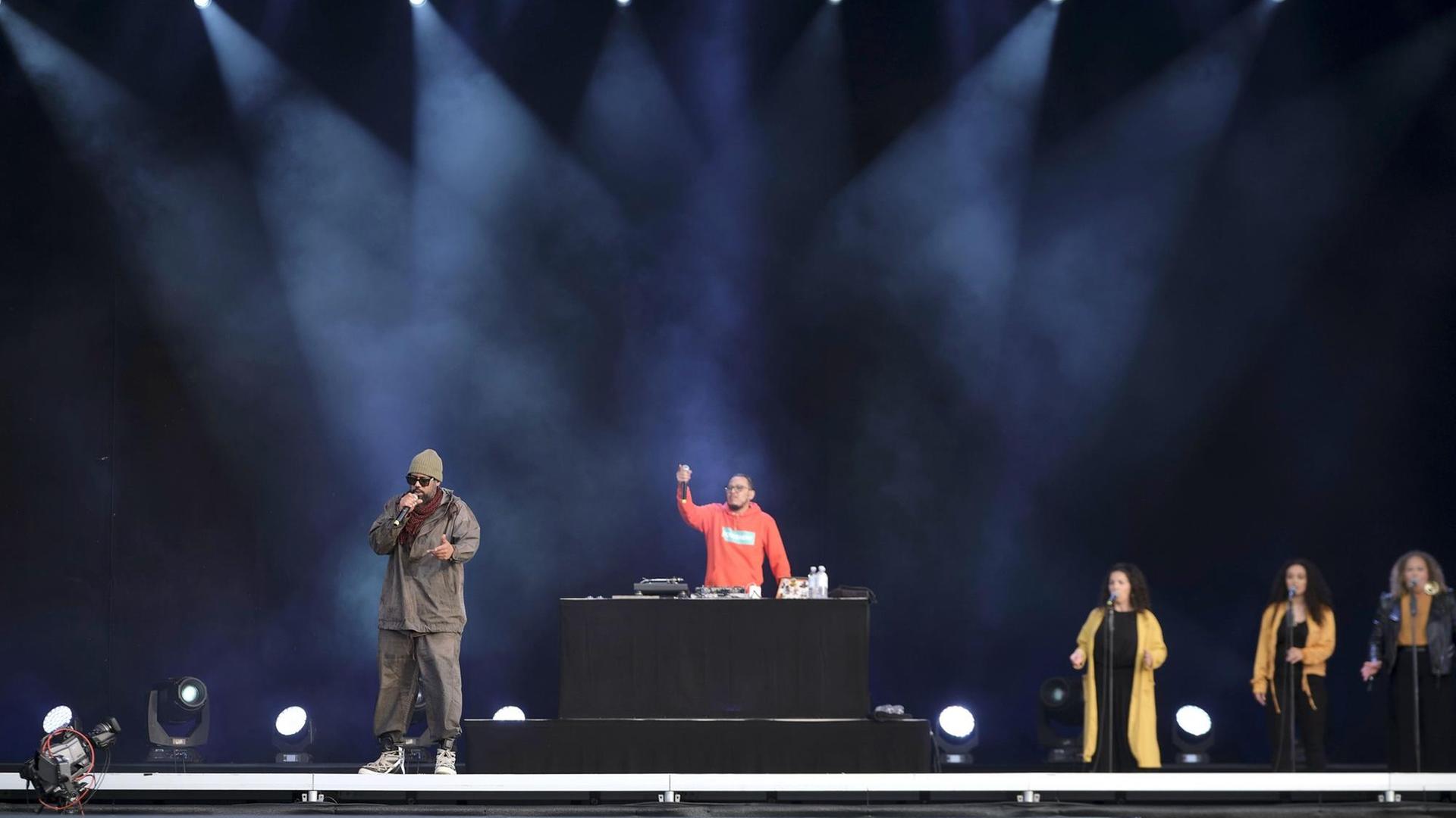 Rapper Samy Deluxe steht mit Bandmitgliedern beim Autokultur-Konzert am 11.06.2020 auf dem Schützenplatz in Hannover auf der Bühne. Rapper Samy Deluxe steht mit Bandmitgliedern beim Autokultur-Konzert am 11.06.2020 auf dem Schützenplatz in Hannover auf der Bühne.