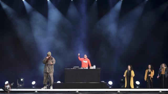 Rapper Samy Deluxe steht mit Bandmitgliedern beim Autokultur-Konzert am 11.06.2020 auf dem Schützenplatz in Hannover auf der Bühne.