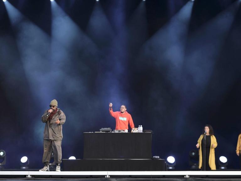Rapper Samy Deluxe steht mit Bandmitgliedern beim Autokultur-Konzert am 11.06.2020 auf dem Schützenplatz in Hannover auf der Bühne.