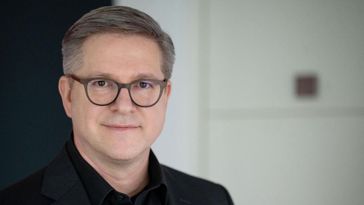 Porträtaufnahme von Frank Brettschneider, Inhaber des Lehrstuhls für Kommunikationswissenschaft an der Universität Hohenheim. Porträtaufnahme von Frank Brettschneider, Inhaber des Lehrstuhls für Kommunikationswissenschaft an der Universität Hohenheim.