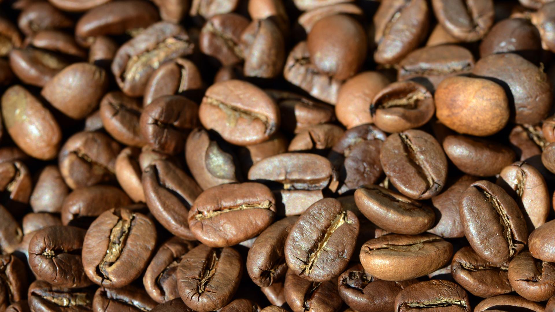 Nahaufnahme von geröstete Kaffeebohnen Nahaufnahme von geröstete Kaffeebohnen