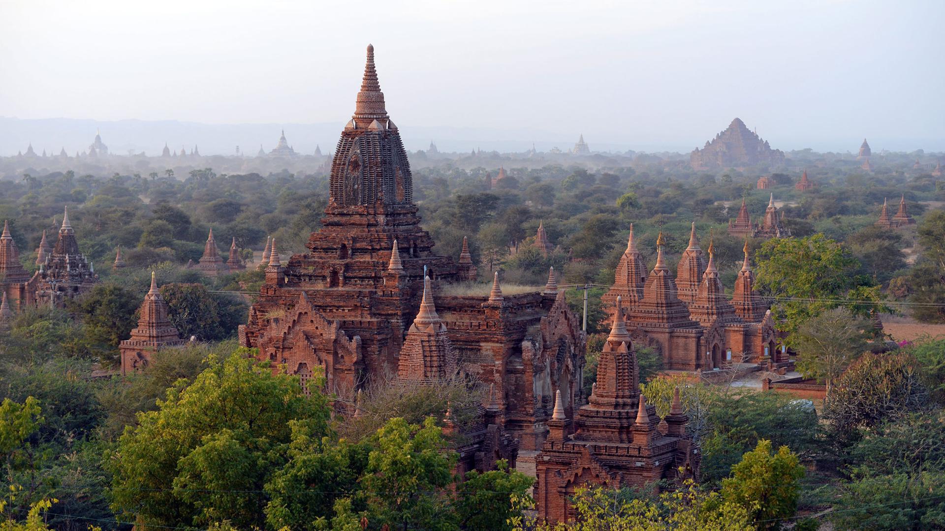 Blick von der Dhammayazika-Pagode bei Neu-Bagan auf die Ebene von Bagan mit den Pagoden, aufgenommen am 02.02.2013. In der savannenartigen Landschaft bei Bagan finden sich die Reste einer alten buddhistischen Königsstadt aus dem 11.-13. Jahrhundert mit über 2000 großen oder kleineren Tempeln und Pagoden, überwiegend aus Backstein. Blick von der Dhammayazika-Pagode bei Neu-Bagan auf die Ebene von Bagan mit den Pagoden, aufgenommen am 02.02.2013. In der savannenartigen Landschaft bei Bagan finden sich die Reste einer alten buddhistischen Königsstadt aus dem 11.-13. Jahrhundert mit über 2000 großen oder kleineren Tempeln und Pagoden, überwiegend aus Backstein.
