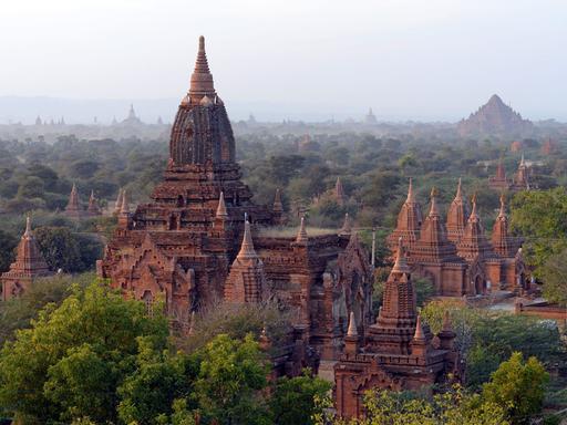 Blick von der Dhammayazika-Pagode bei Neu-Bagan auf die Ebene von Bagan mit den Pagoden, aufgenommen am 02.02.2013. In der savannenartigen Landschaft bei Bagan finden sich die Reste einer alten buddhistischen Königsstadt aus dem 11.-13. Jahrhundert mit über 2000 großen oder kleineren Tempeln und Pagoden, überwiegend aus Backstein.