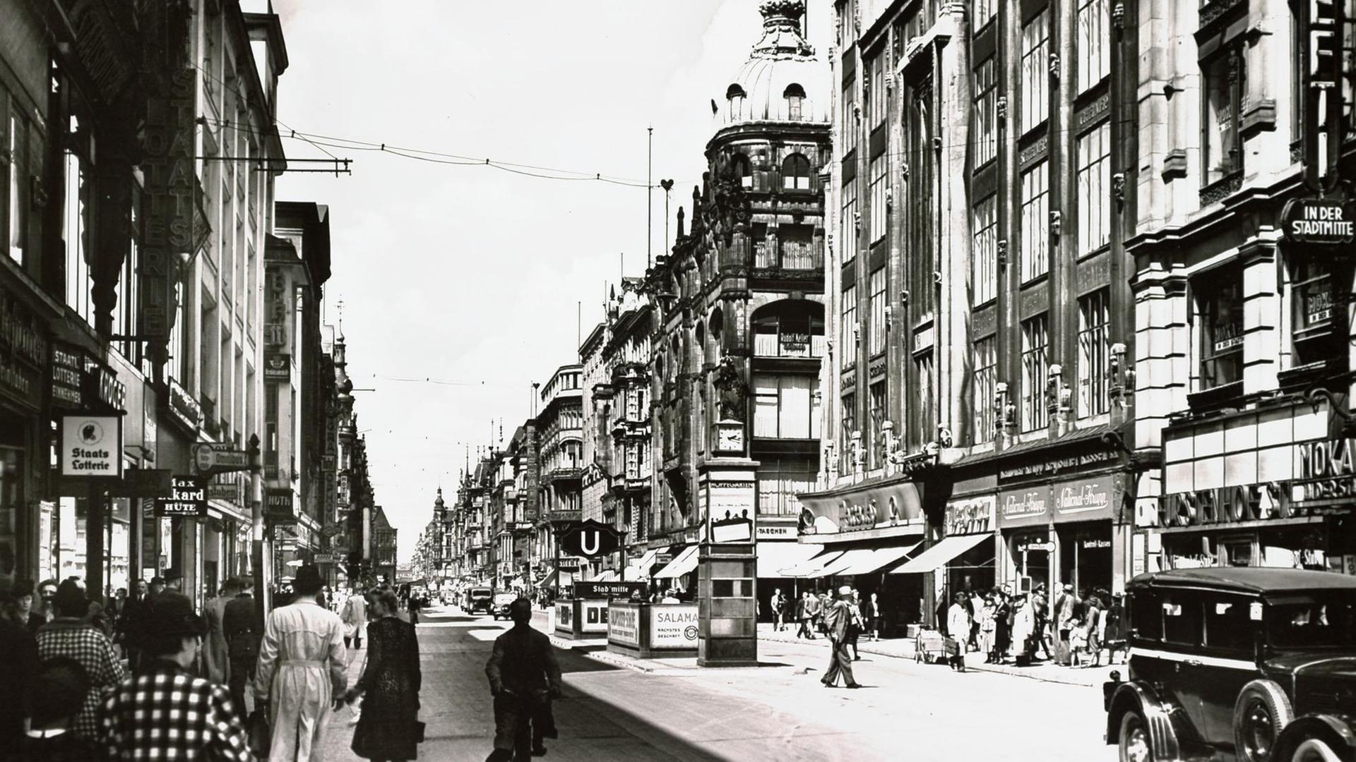 Die Berliner Friedrichstraße um 1930 mit Blic auf den U-Bahnhof Stadtmitte. Die Berliner Friedrichstraße um 1930 mit Blic auf den U-Bahnhof Stadtmitte.