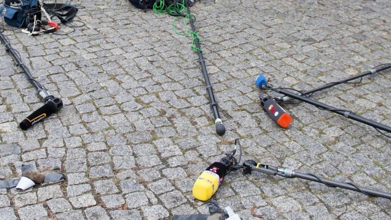 Mikrofone liegen am Boden Mikrofone liegen am Boden