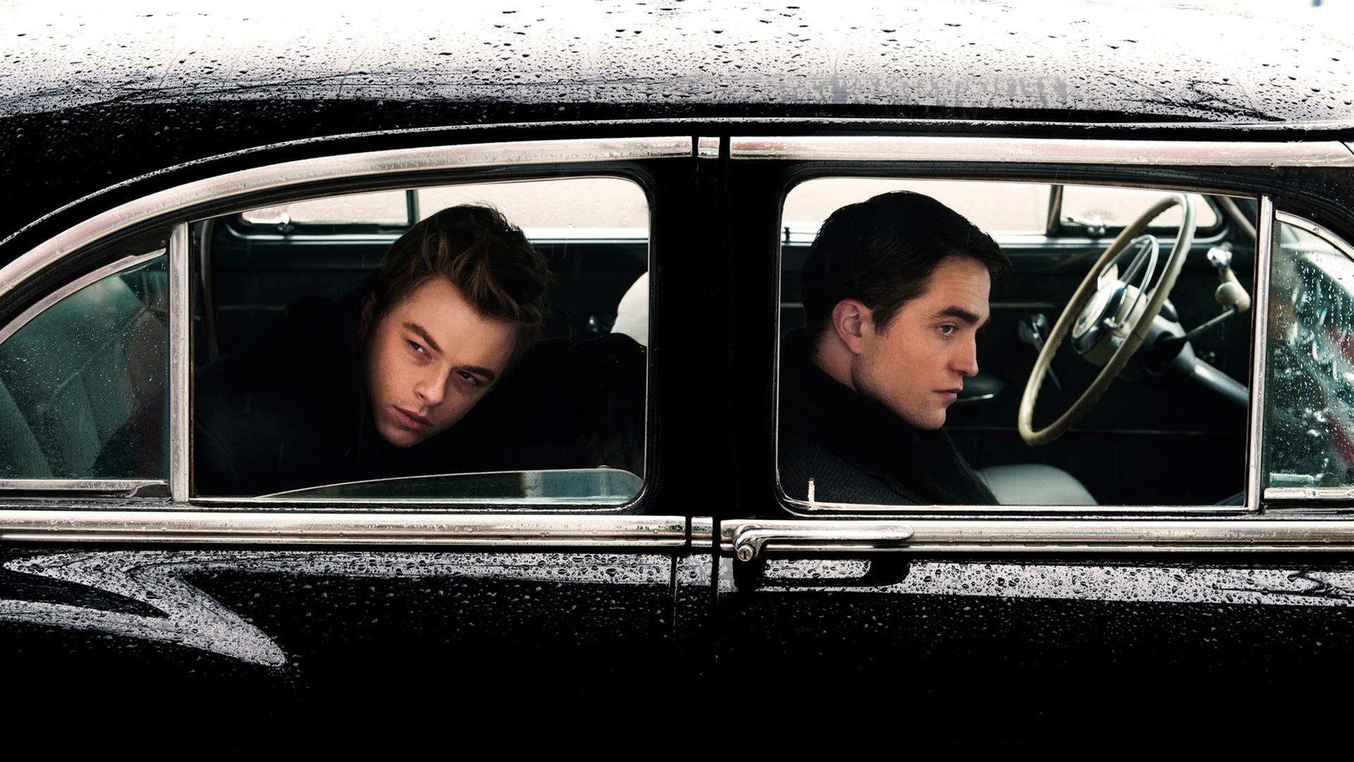 Robert Pattinson (r) als Dennis Stock und Dane DeHaan als James Dean in einer Szene des Kinofilms "Life" von Anton Corbijn. Robert Pattinson (r) als Dennis Stock und Dane DeHaan als James Dean in einer Szene des Kinofilms "Life" von Anton Corbijn.