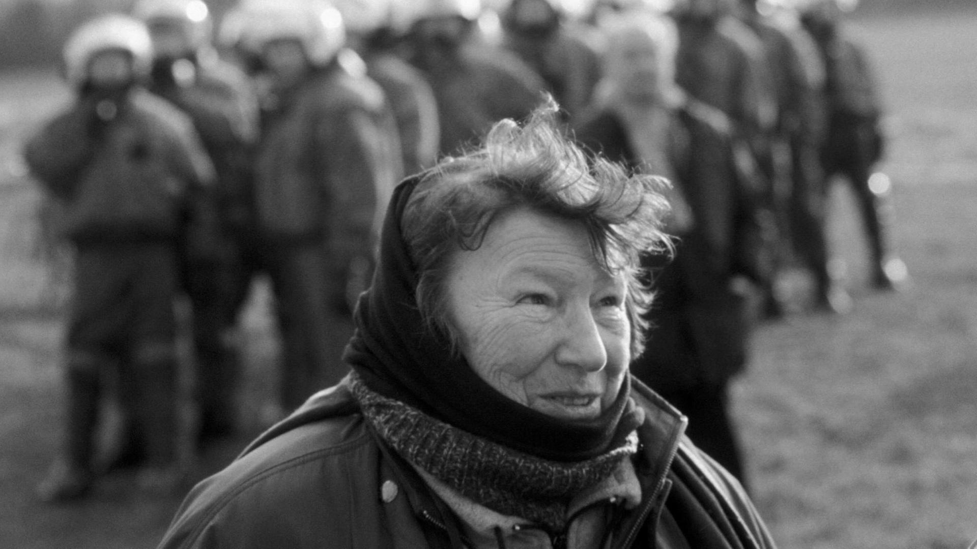 Marianne Fritzen am 19.02.2007 vor einer Polizeiabsperrung