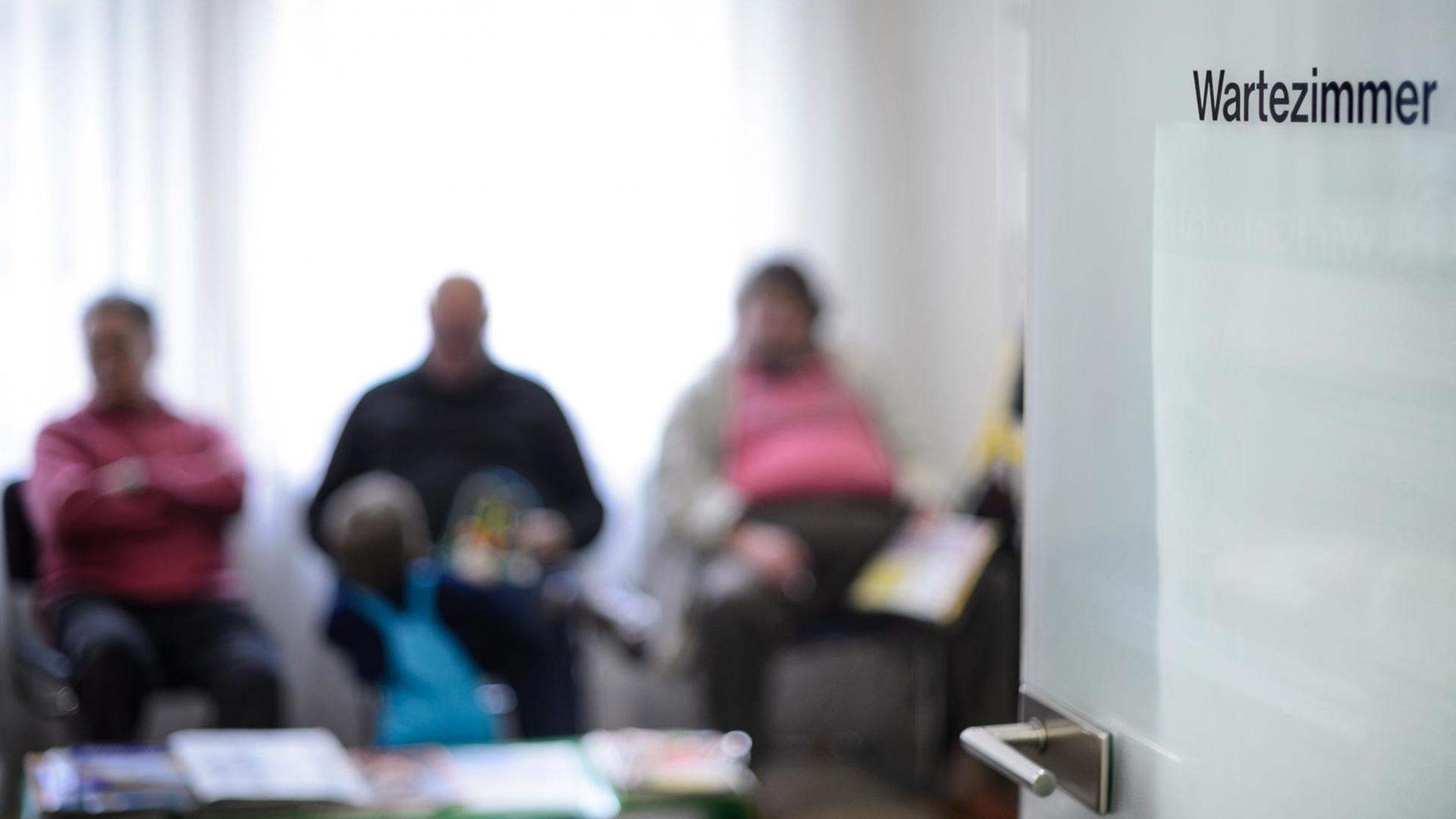 Unscharfe Aufnahme der Patienten im Wartezimmer einer Arztpraxis Unscharfe Aufnahme der Patienten im Wartezimmer einer Arztpraxis