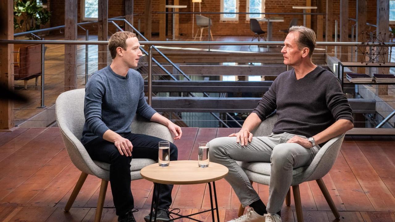 Facebook-Chef Mark Zuckerberg steht auf einer Bühne und klatscht Beifall Facebook-Chef Mark Zuckerberg steht auf einer Bühne und klatscht Beifall