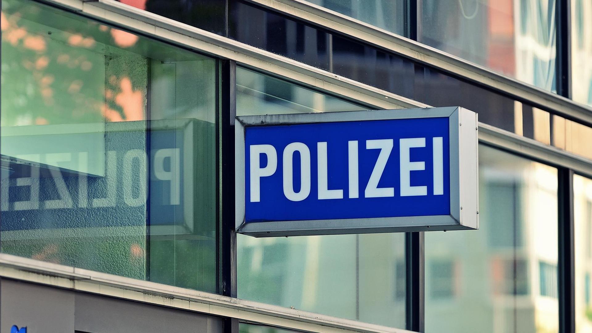 1. Polizeirevier Frankfurt (Innenstadt) Die Polizeiwache steht im Zusammenhang mit Drohmails, die an zahlreiche Personen, darunter auch Politiker, verschicht wurden. Die Mails wurden mit "NSU 2.0" unterschrieben, die Personenbesogenen Daten der Empfänger wurden von Computern der Frankfurter Polizei angefragt. | Verwendung weltweit 1. Polizeirevier Frankfurt (Innenstadt) Die Polizeiwache steht im Zusammenhang mit Drohmails, die an zahlreiche Personen, darunter auch Politiker, verschicht wurden. Die Mails wurden mit "NSU 2.0" unterschrieben, die Personenbesogenen Daten der Empfänger wurden von Computern der Frankfurter Polizei angefragt. | Verwendung weltweit