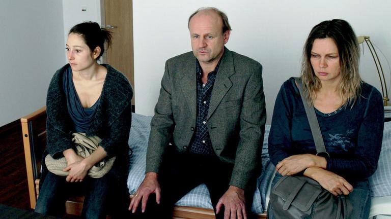Im ZDF-Fernsehfilm "Tod auf Raten": Annett Gräber (Veronica Ferres, r.) und Monika Winter (Janina Elkin, l.) bringen Ronald Gräber (Oliver Stokowski, M.) ins Pflegeheim.