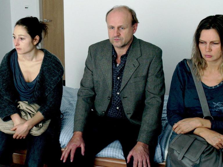 Im ZDF-Fernsehfilm "Tod auf Raten": Annett Gräber (Veronica Ferres, r.) und Monika Winter (Janina Elkin, l.) bringen Ronald Gräber (Oliver Stokowski, M.) ins Pflegeheim.