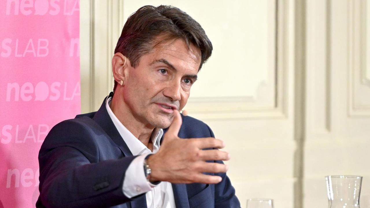 Roland Weißmann, stellvertretender ORF-Finanzchef und -Chefproducer, und Bewerber um den Posten des ORF-Generaldirektors, am 5. August 2021, im Rahmen von "NEOS Lab Talk: Wohin geht der ORF? - Über die Zukunft des öffentlich-rechtlichen Rundfunks" in Wien Roland Weißmann, stellvertretender ORF-Finanzchef und -Chefproducer, und Bewerber um den Posten des ORF-Generaldirektors, am 5. August 2021, im Rahmen von "NEOS Lab Talk: Wohin geht der ORF? - Über die Zukunft des öffentlich-rechtlichen Rundfunks" in Wien