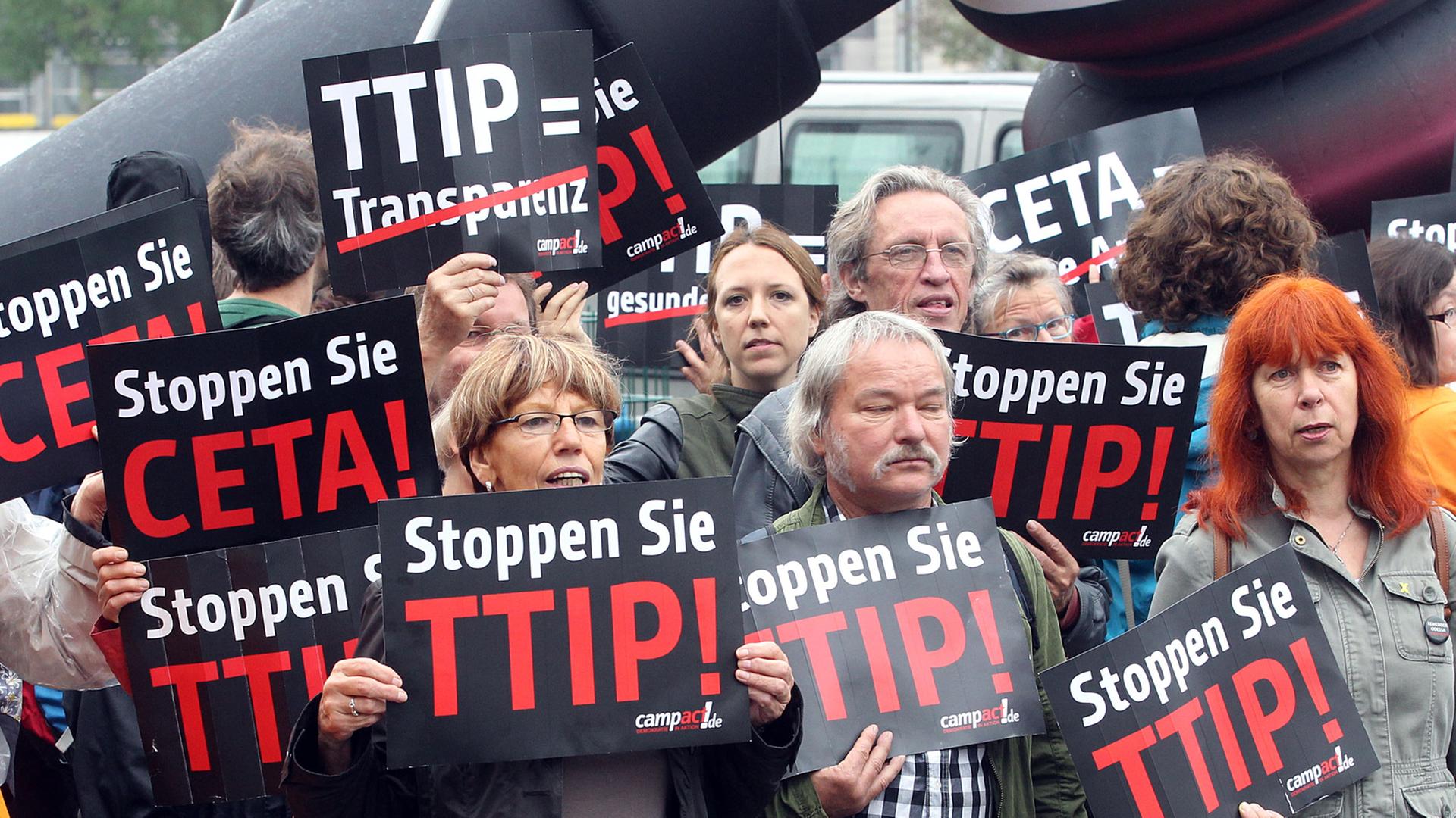 Menschen demonstrieren in Berlin gegen die Freihandelsabkommen Ceta und TTIP. Menschen demonstrieren in Berlin gegen die Freihandelsabkommen Ceta und TTIP.