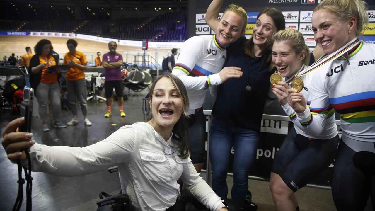 Selfie mit Weltmeisterinnen: Kristina Vogel mit (v.l.n.r.) Lea Sophie Friedrich, Miriam Welte, Pauline Sophie Grabosch und Emma Hinze. Selfie mit Weltmeisterinnen: Kristina Vogel mit (v.l.n.r.) Lea Sophie Friedrich, Miriam Welte, Pauline Sophie Grabosch und Emma Hinze.