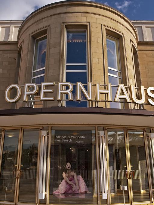 Das Wuppertaler Opernhaus von außen, über den gläsernen Eingangstüren steht in Großbuchstaben "Opernhaus".