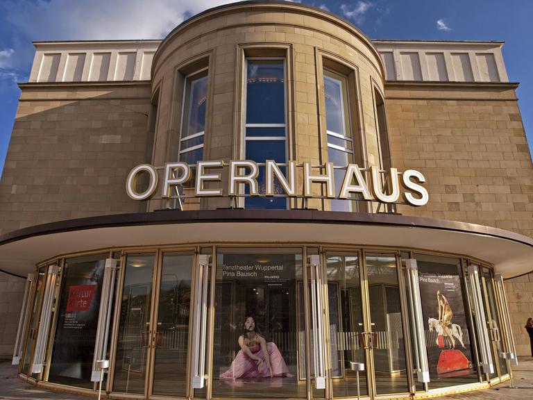 Das Wuppertaler Opernhaus von außen, über den gläsernen Eingangstüren steht in Großbuchstaben "Opernhaus".