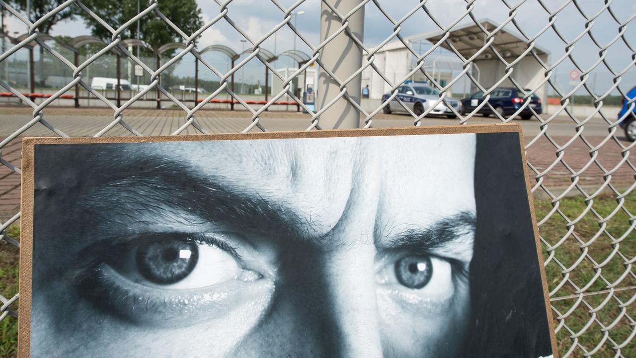 Ein Plakat steht am 26.07.2014 bei einer Protestkundgebung vor dem "Dagger Complex" des US-Geheimdienstes NSA in Griesheim bei Darmstadt (Hessen) am Sicherheitszaun der Anlage. Ein Plakat steht am 26.07.2014 bei einer Protestkundgebung vor dem "Dagger Complex" des US-Geheimdienstes NSA in Griesheim bei Darmstadt (Hessen) am Sicherheitszaun der Anlage.