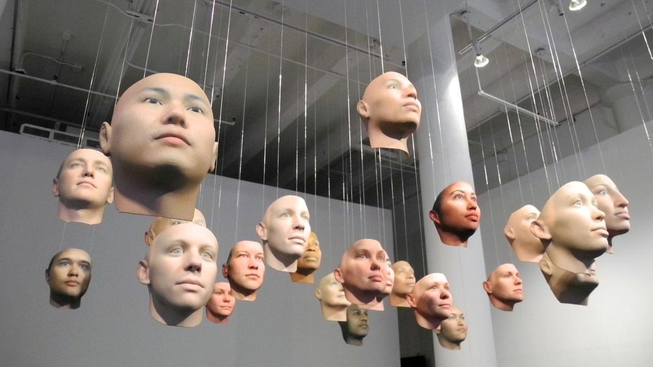 Eine 30 3D-Gesichtsmasken umfassende Installation in der Ausstellung «A Becoming Resemblance» von Whistleblowerin Chelsea Manning und Künstlerin Heather Dewey-Hagborg, aufgenommen am 02.08.2017 in der Fridman Gallery in New York. Eine 30 3D-Gesichtsmasken umfassende Installation in der Ausstellung «A Becoming Resemblance» von Whistleblowerin Chelsea Manning und Künstlerin Heather Dewey-Hagborg, aufgenommen am 02.08.2017 in der Fridman Gallery in New York.