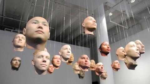 Eine 30 3D-Gesichtsmasken umfassende Installation in der Ausstellung «A Becoming Resemblance» von Whistleblowerin Chelsea Manning und Künstlerin Heather Dewey-Hagborg, aufgenommen am 02.08.2017 in der Fridman Gallery in New York.