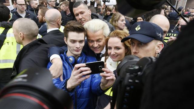 Der niederländische Rechtspopulist Geert Wilders mit Anhängern.