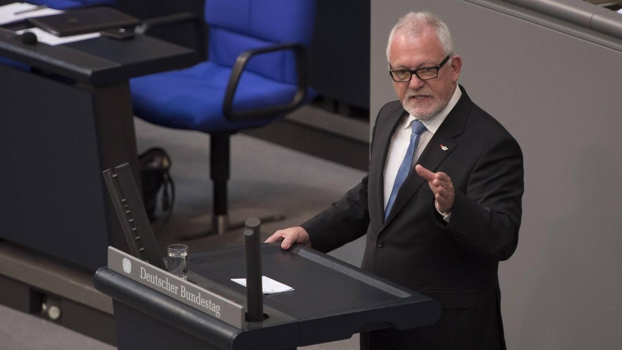 Wolfgang Hellmich (SPD), Vorsitzender des Verteidigungsausschusses, spricht im Bundestag Wolfgang Hellmich (SPD), Vorsitzender des Verteidigungsausschusses, spricht im Bundestag