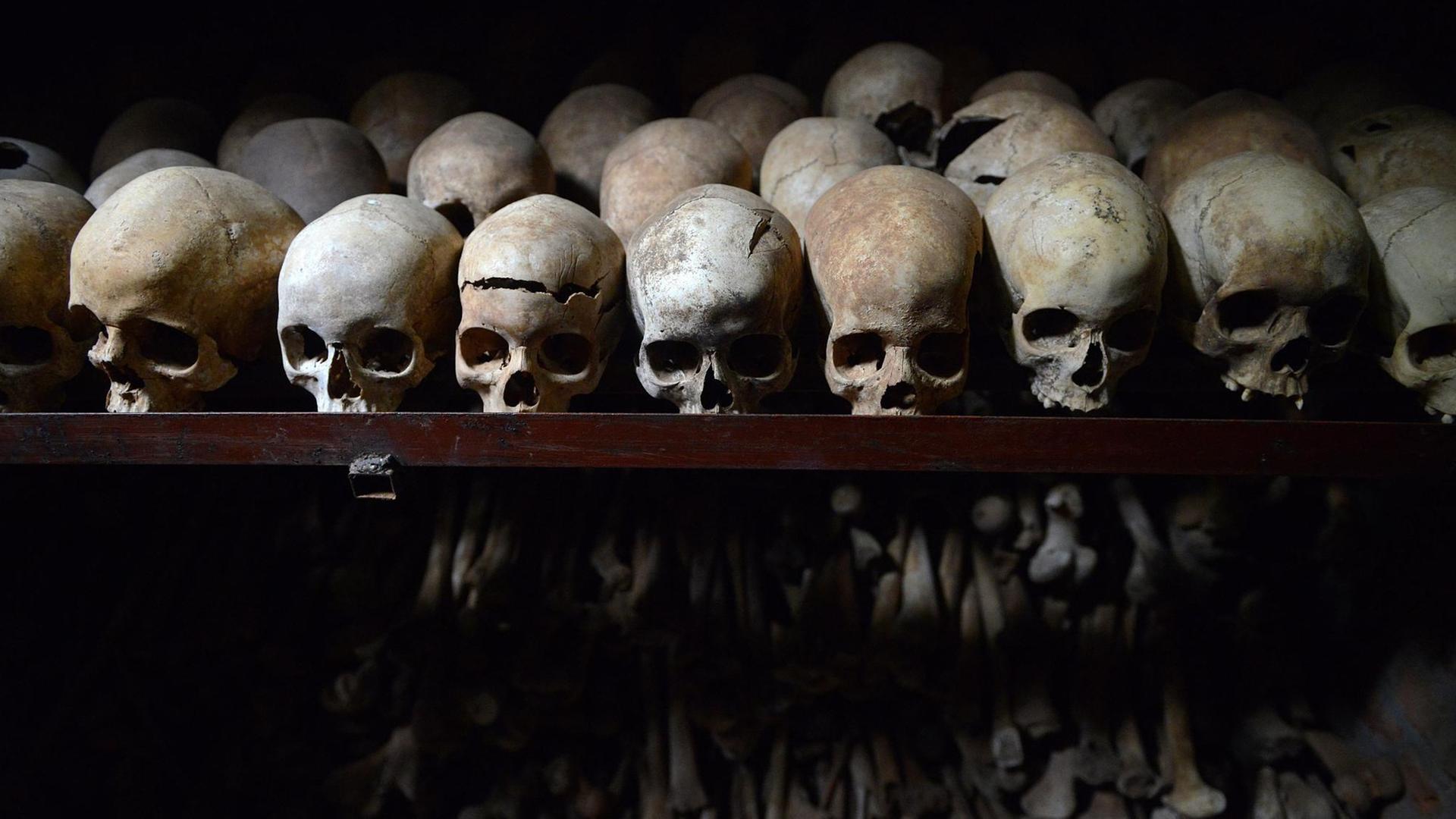Schädel und Knochen von Opfern des Massenmords von 1994 in Ruanda in der Gedenkstätte in Nyamata Schädel und Knochen von Opfern des Massenmords von 1994 in Ruanda in der Gedenkstätte in Nyamata
