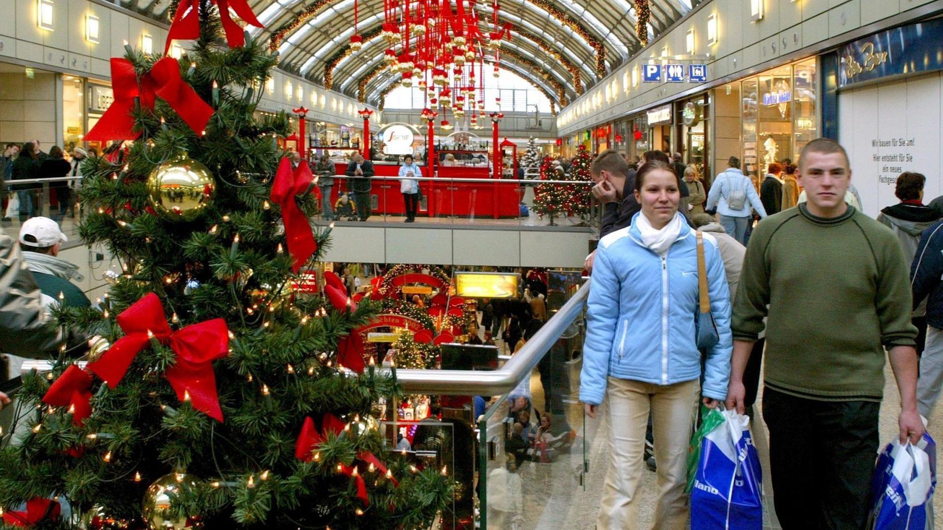 Gut besucht ist das weihnachtlich dekorierte Einkaufszentrum "Allee-Center" in Magdeburg am 7.12.2002. Das Weihnachtsgeschäft ist am langen Samstag vor dem zweiten Advent in Sachsen-Anhalt für die meisten Einzelhändler gut gelaufen. Gut besucht ist das weihnachtlich dekorierte Einkaufszentrum "Allee-Center" in Magdeburg am 7.12.2002. Das Weihnachtsgeschäft ist am langen Samstag vor dem zweiten Advent in Sachsen-Anhalt für die meisten Einzelhändler gut gelaufen.
