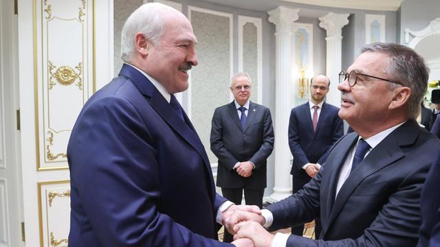 Der umstrittene Präsident von Belarus, Alexander Lukaschenko (l.) und der Präsident des Eishockey-Weltverbands, René Fasel, begrüßen sich herzlich bei einem Treffen in Minsk am 11. Januar 2021.