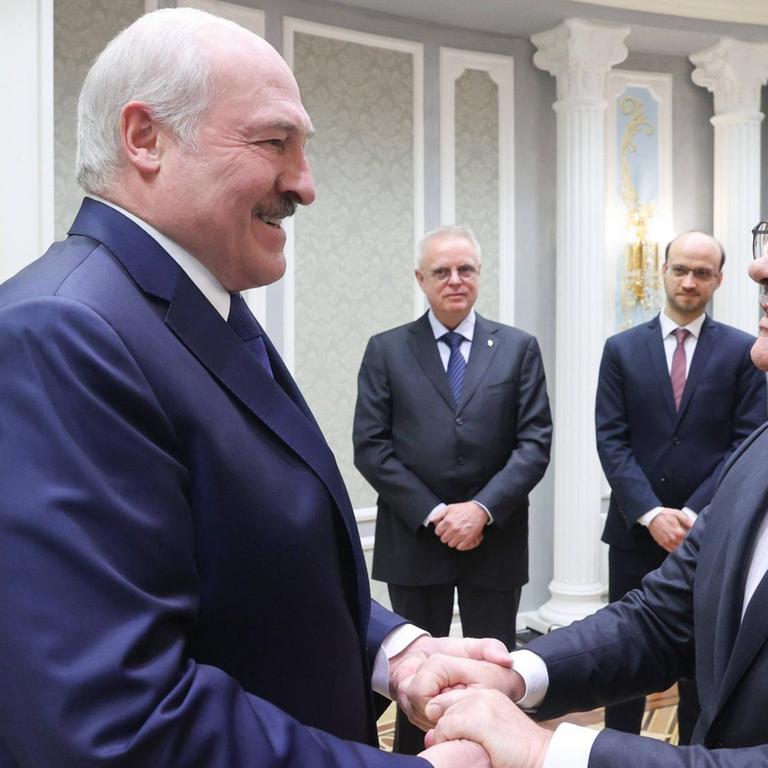 Der umstrittene Präsident von Belarus, Alexander Lukaschenko (l.) und der Präsident des Eishockey-Weltverbands, René Fasel, begrüßen sich herzlich bei einem Treffen in Minsk am 11. Januar 2021.