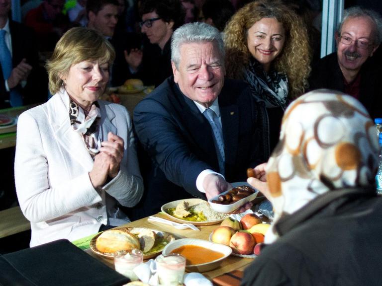 Bundespräsident Joachim Gauck und seine Lebensgefährtin Daniela Schadt (l) nehmen am öffentlichen Fastenbrechen während des muslimischen Fastenmonats Ramadan am 13.06.2016 in Berlin teil.